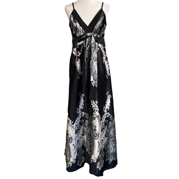 Glam & Fame Black and White Paisley Handkerchief Dress - Size Medium - Picture 2 of 9